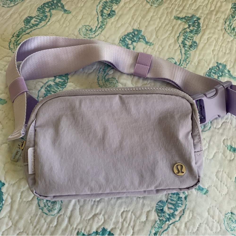 NWOT Lululemon belt bag lavender